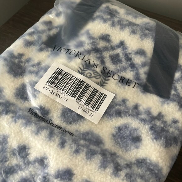 NWT Victoria's secret cozy plush weekender bag - Picture 8 of 9